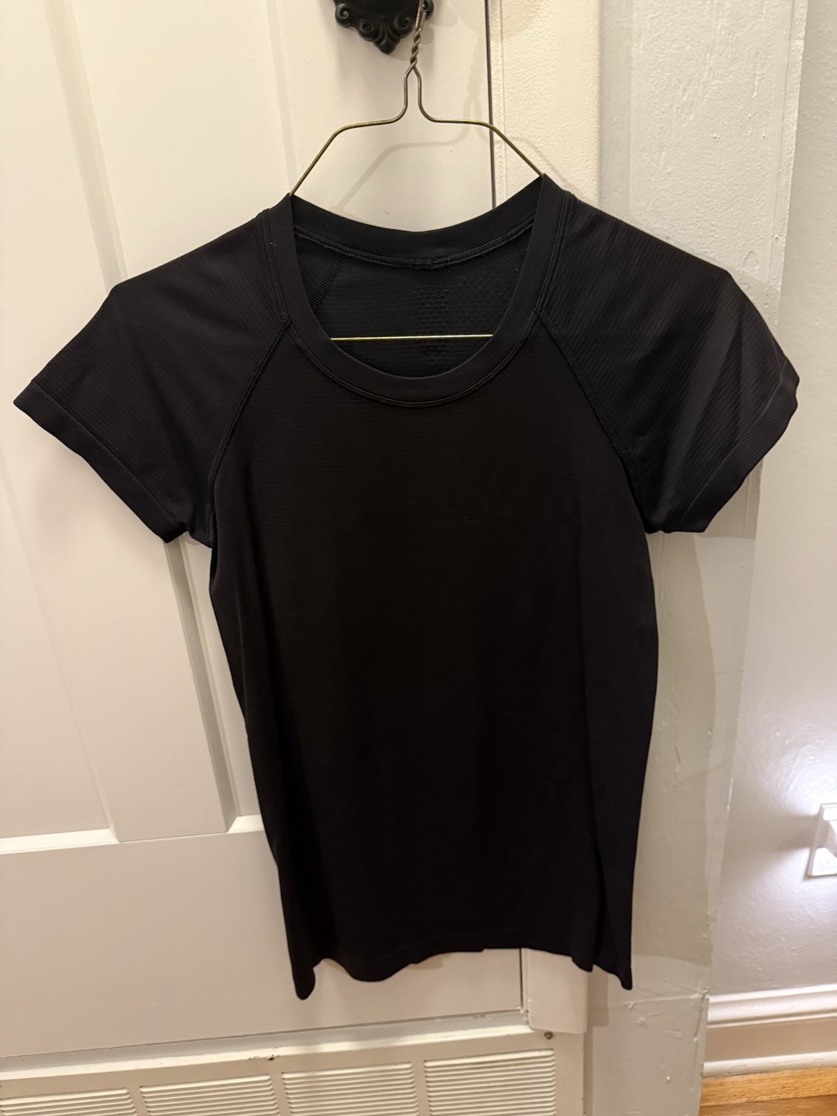 Lululemon Women’s Swiftly Tech Short-Sleeve Shirt Size 6 Black Hip Length