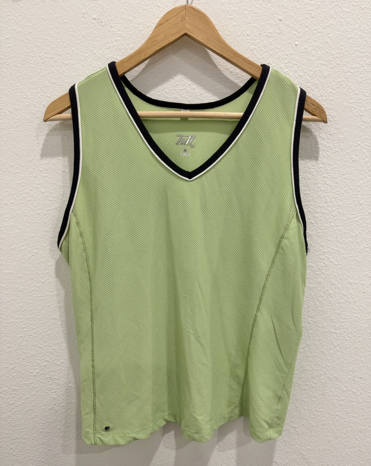Tail Tech Golf V-Neck Womens XL Green Striped Trim Sleeveless Tank Top Shirt