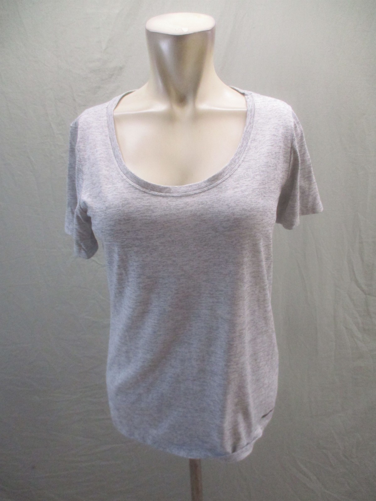 Nike Size M Womens Gray Round Neck Short Sleeve Activewear Athletic TShirt 603
