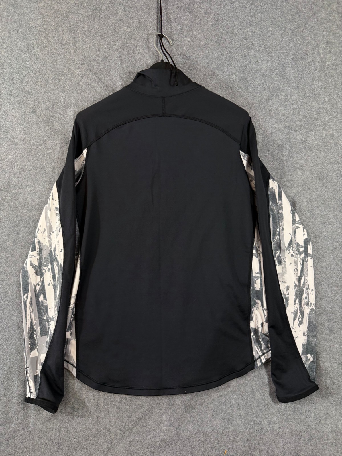 Under Armour Activewear Top Womens XL Black Gray Contrast Print Coldgear 1/2 Zip