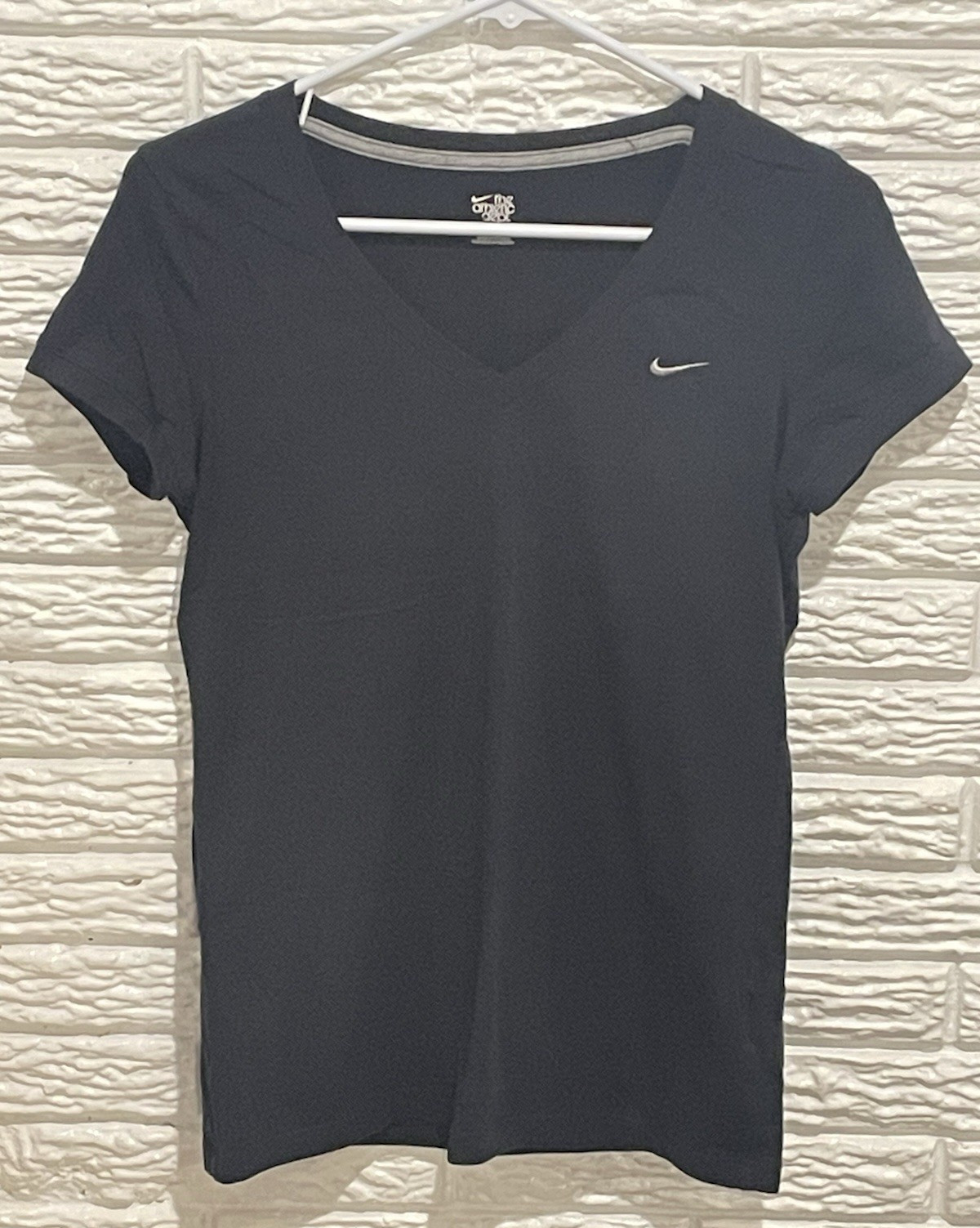 Nike The Athletic Dept. Women’s Black V-Neck Short Sleeve T-shirt Size M