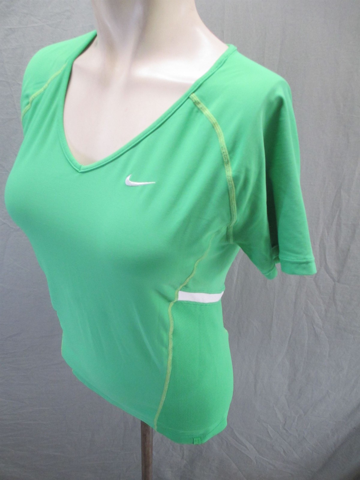 Nike Size M (8-10)Womens Green Stretch V Neck Short Sleeve Activewear TShirt 756