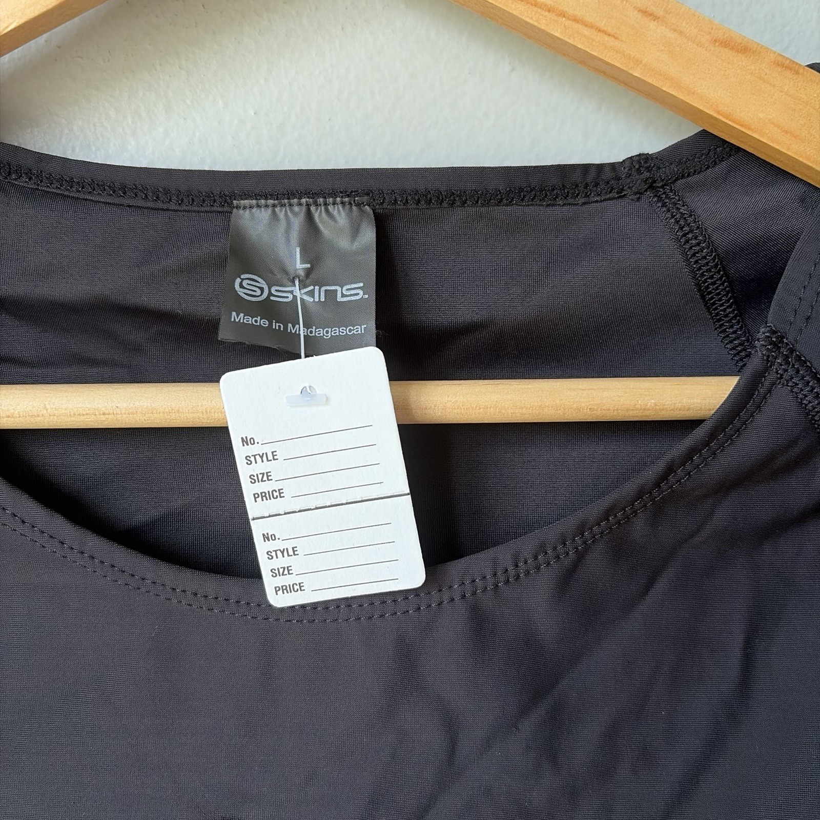 SKINS DNAMIC WOMENS COMPRESSION LONG SLEEVE TOP – BLACK / LIMONCELLO Size Large