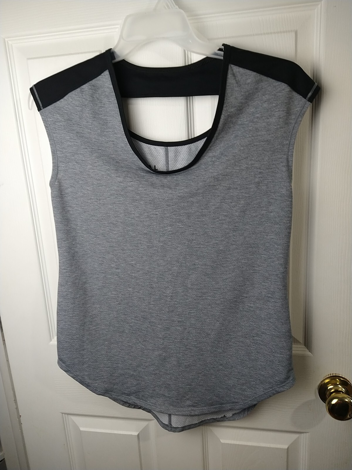 Royal Robbins woman M tank Grey/ BlackAthletic Sleeveless Curved Hem Scoop Neck