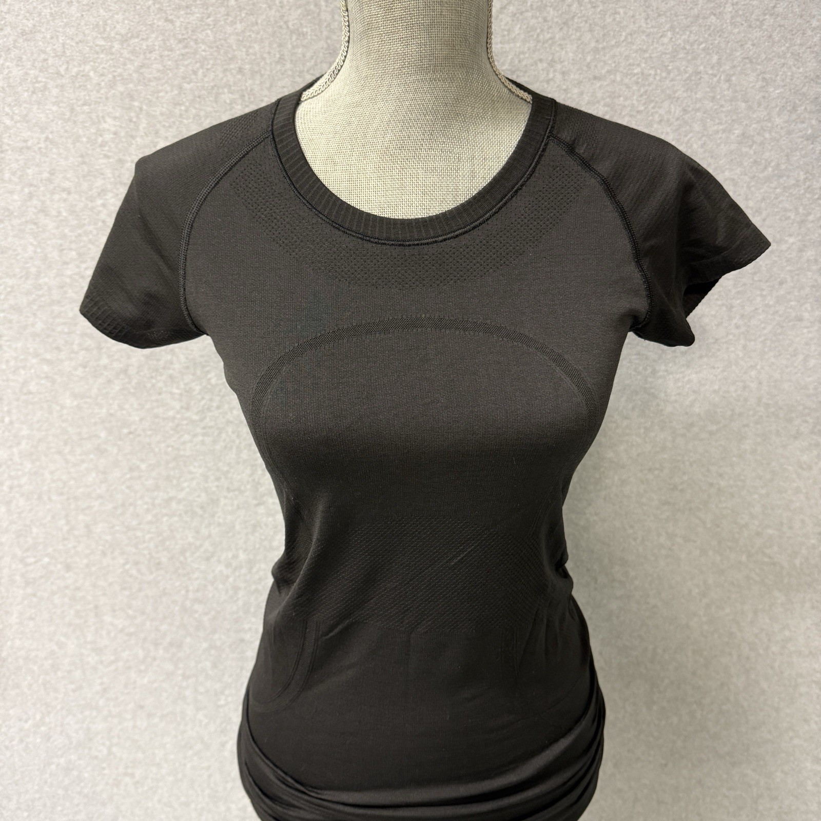 Lululemon Swiftly Tech Paris 1998 Graphic Tee | Black | Women’s Size 6