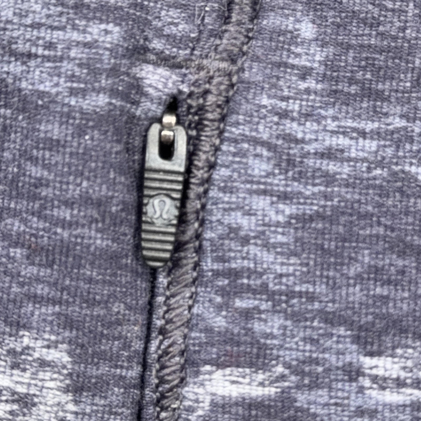 Lululemon Outrun the Elements Pullover Women Size 8 1/2 Zip Gray Camo Active