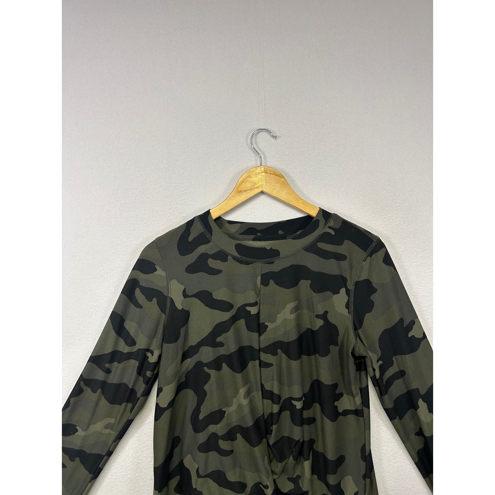 Gorpcore Athleisure Old Navy Active Womens M Tall Green Camo Twist Front Top