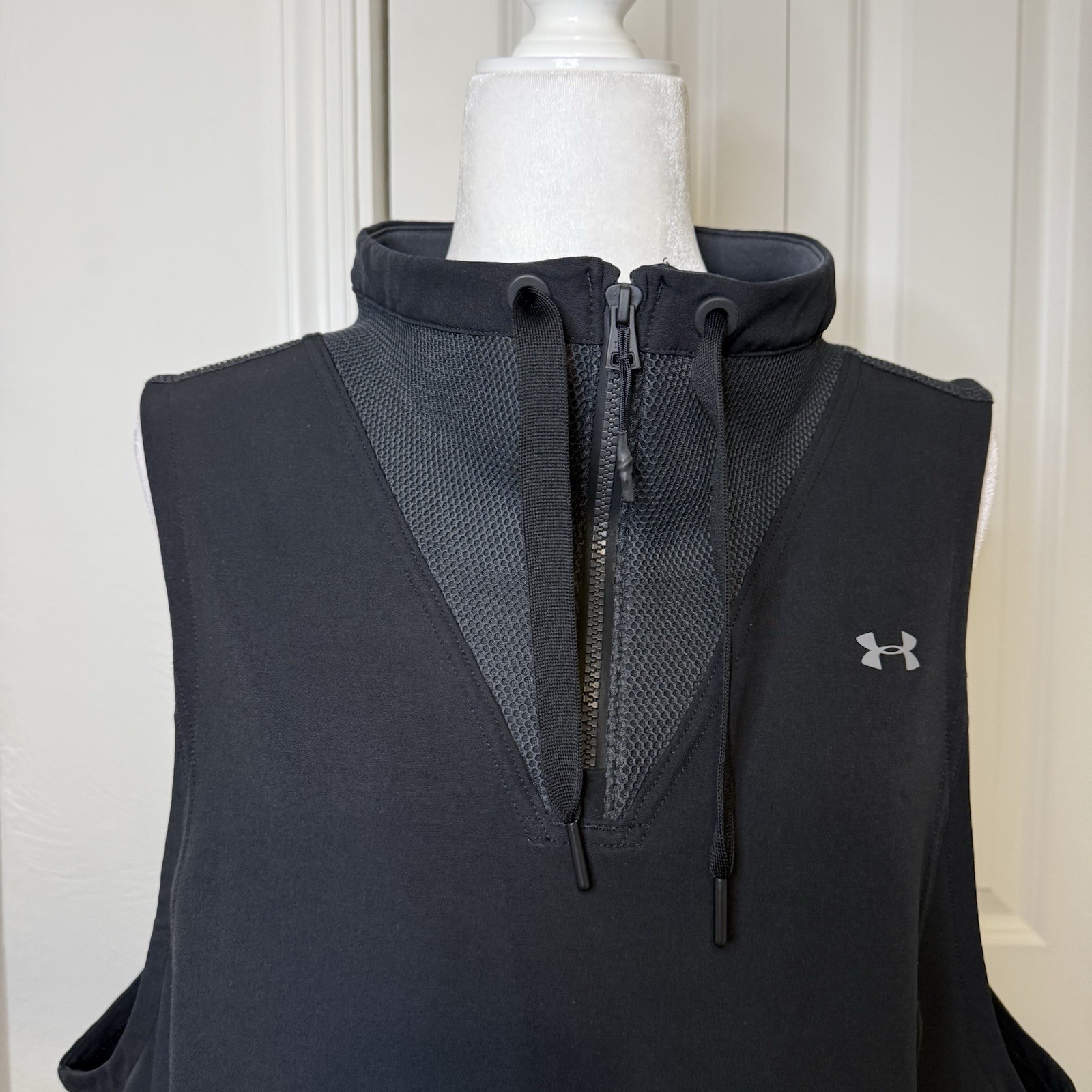 Under Armour Women’s Size Medium Funnel Neck Vest Sleeveless Shirt Black