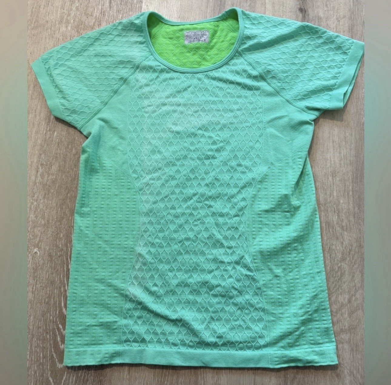 Athleta women’s Seamless Sequence Tee in size Medium