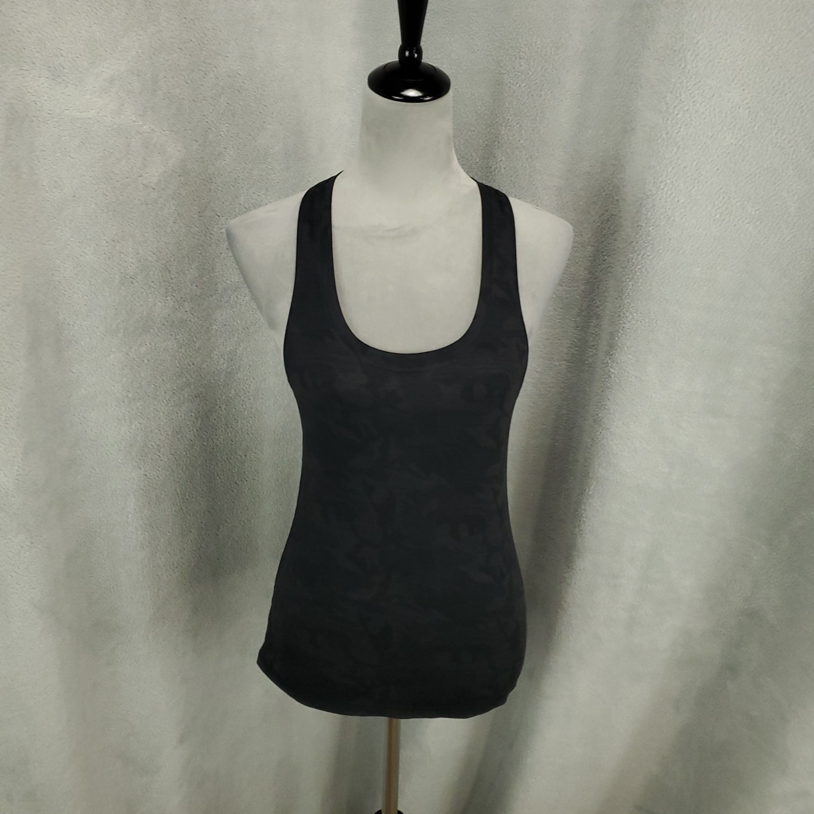 Vuori Tank Top Womens XS Dark Gray Camo Racerback Stretchy Athlesiure Gymwear
