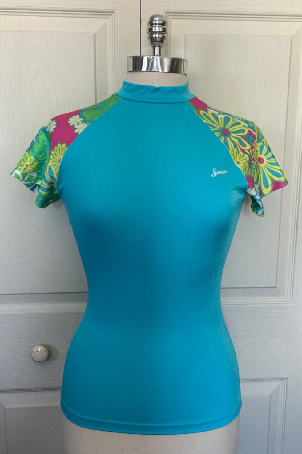 Speedo Women”s Athletic Swim Surfing Pullover Stretch Aqua Floral Top Medium