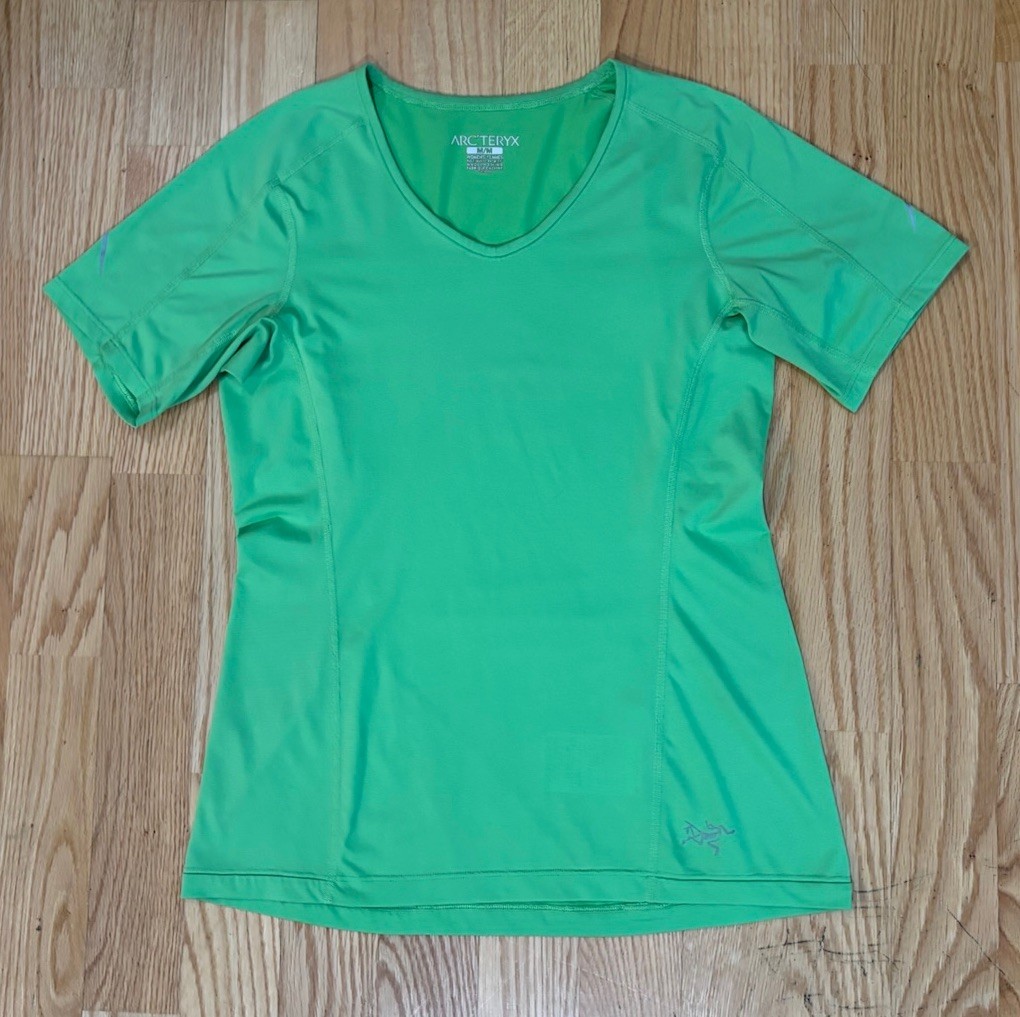 Arc’teryx Women’s Medium V-Neck Short Sleeve Athletic Performance Shirt