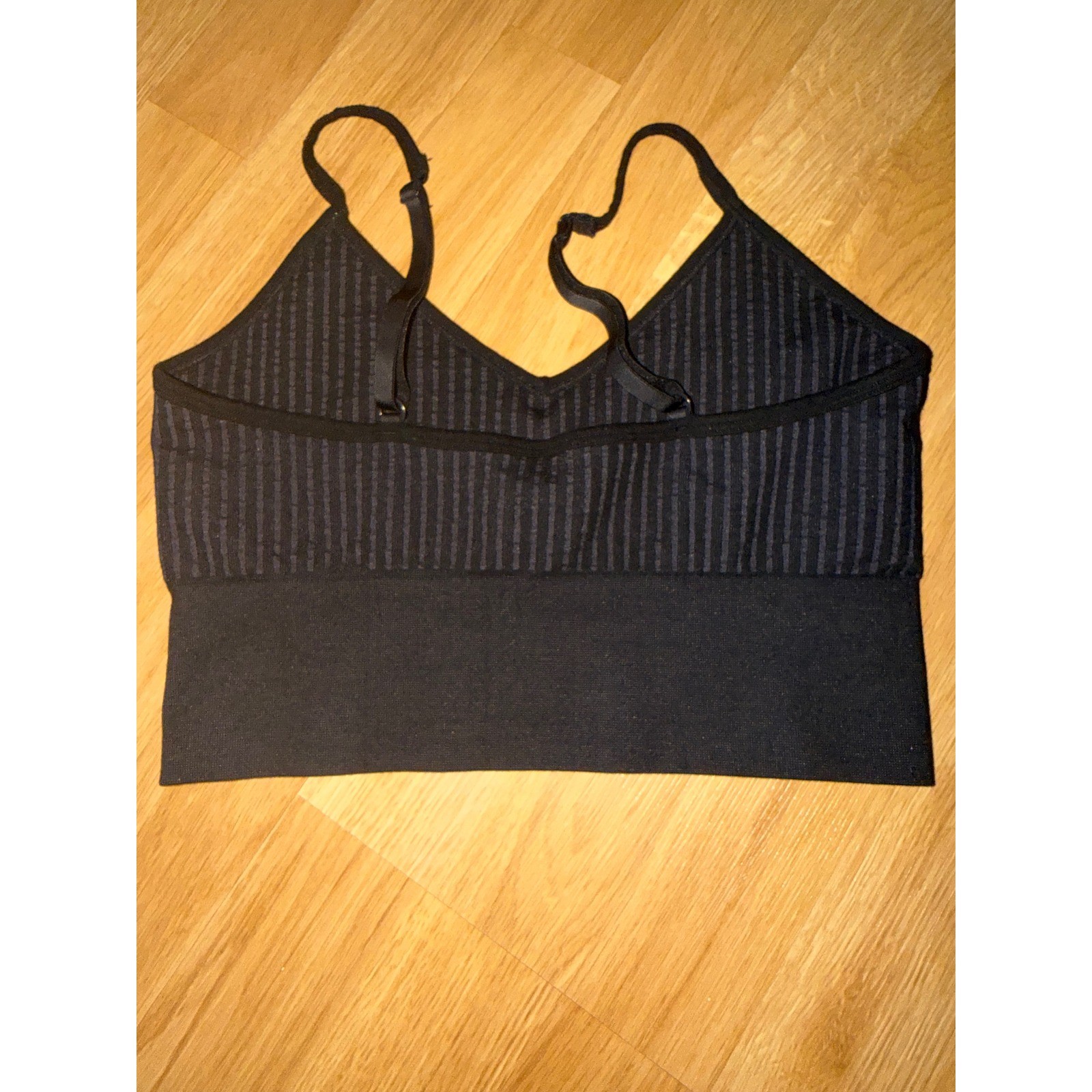 Fabletics Womens Black Ribbed Seamless V-Neck Crop Top Bralette BA2146913 Size M