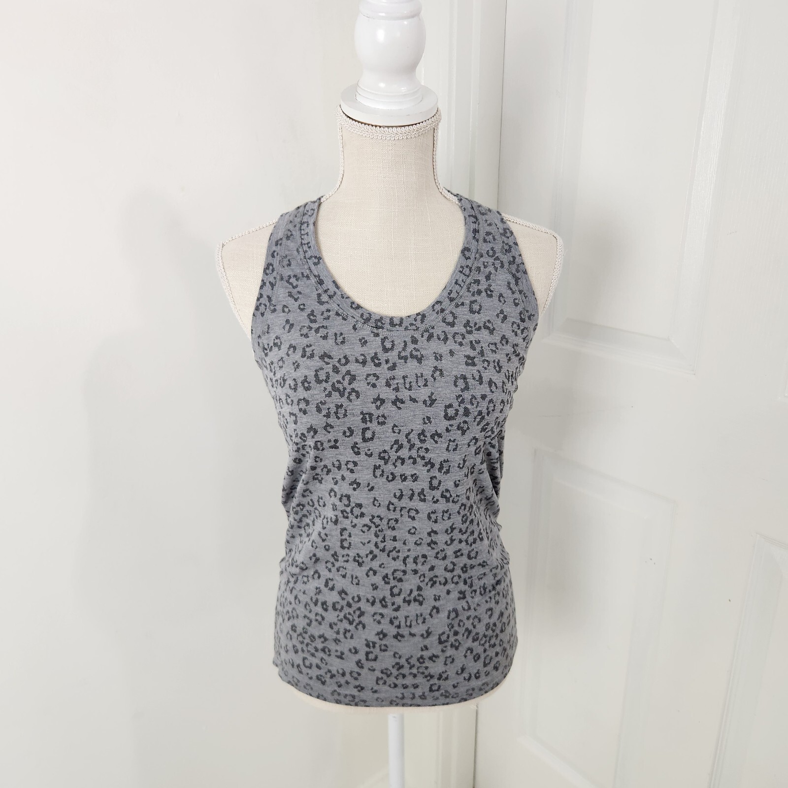Athleta Top Womens S Gray Leopard Print Tank Racerback Jacquard Grip Waist