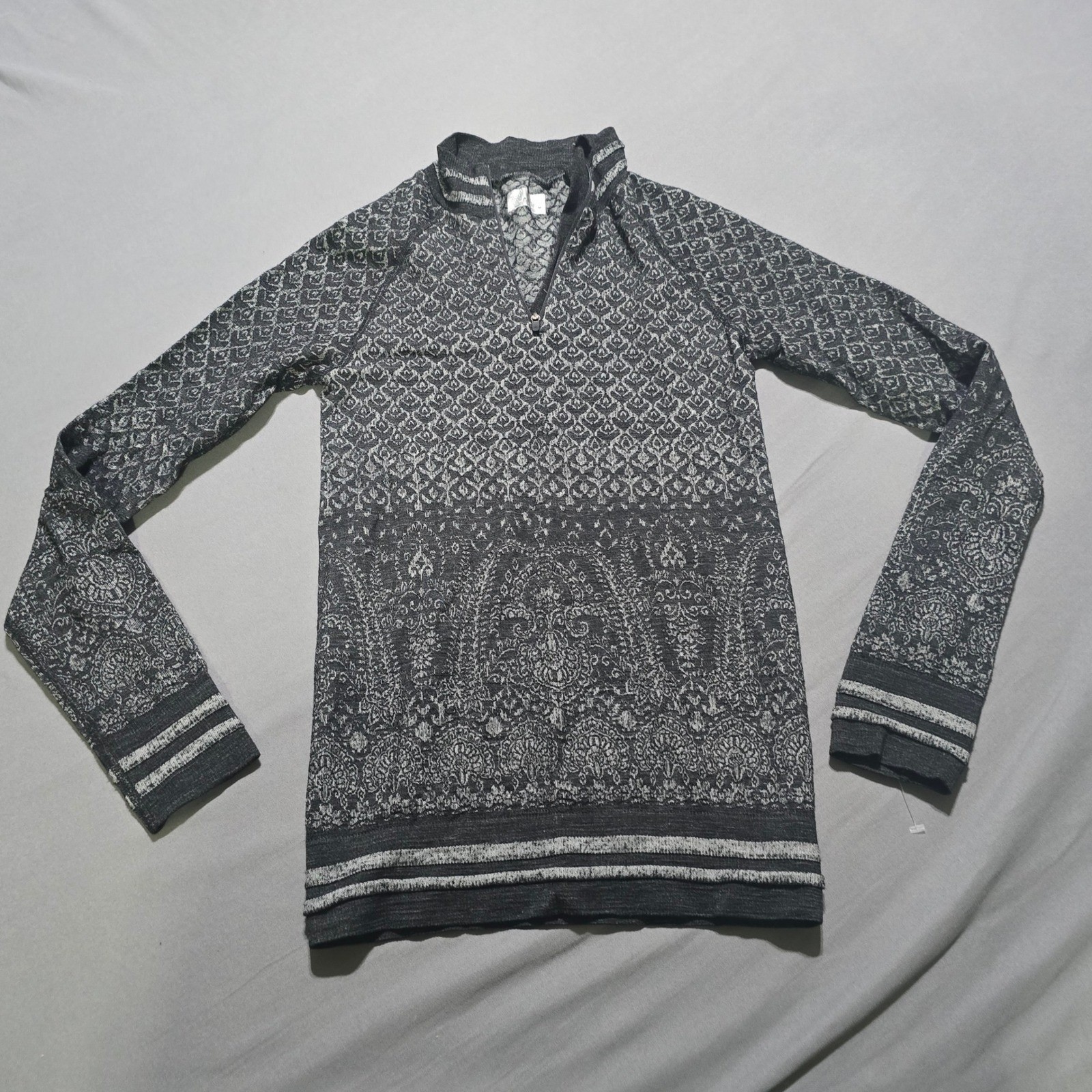 Athleta Quarter Zip Pullover Womens Medium Charcoal Gray Paisley shirt workout