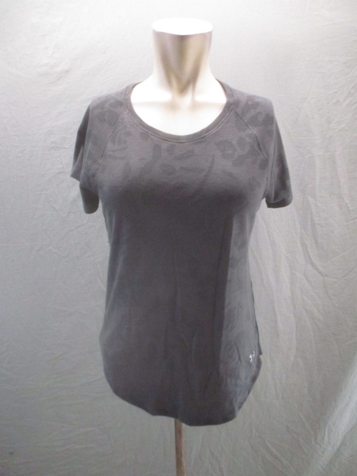 Under Armour HEAT GEAR Size M Womens Back Cutout Short Sleeve Athletic Top 399