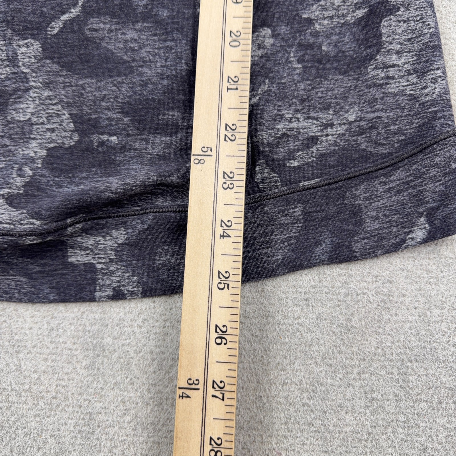 Lululemon Outrun the Elements Pullover Women Size 8 1/2 Zip Gray Camo Active
