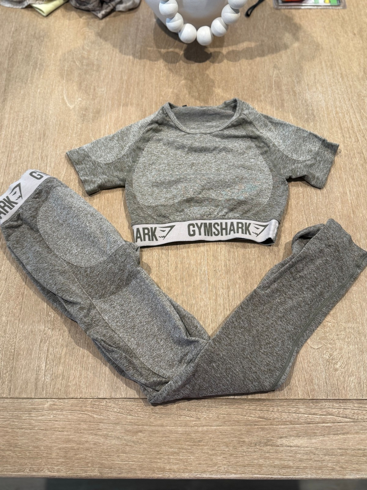 GymShark Women’s short sleeve crop shirt pants logo band size Small taupe grey