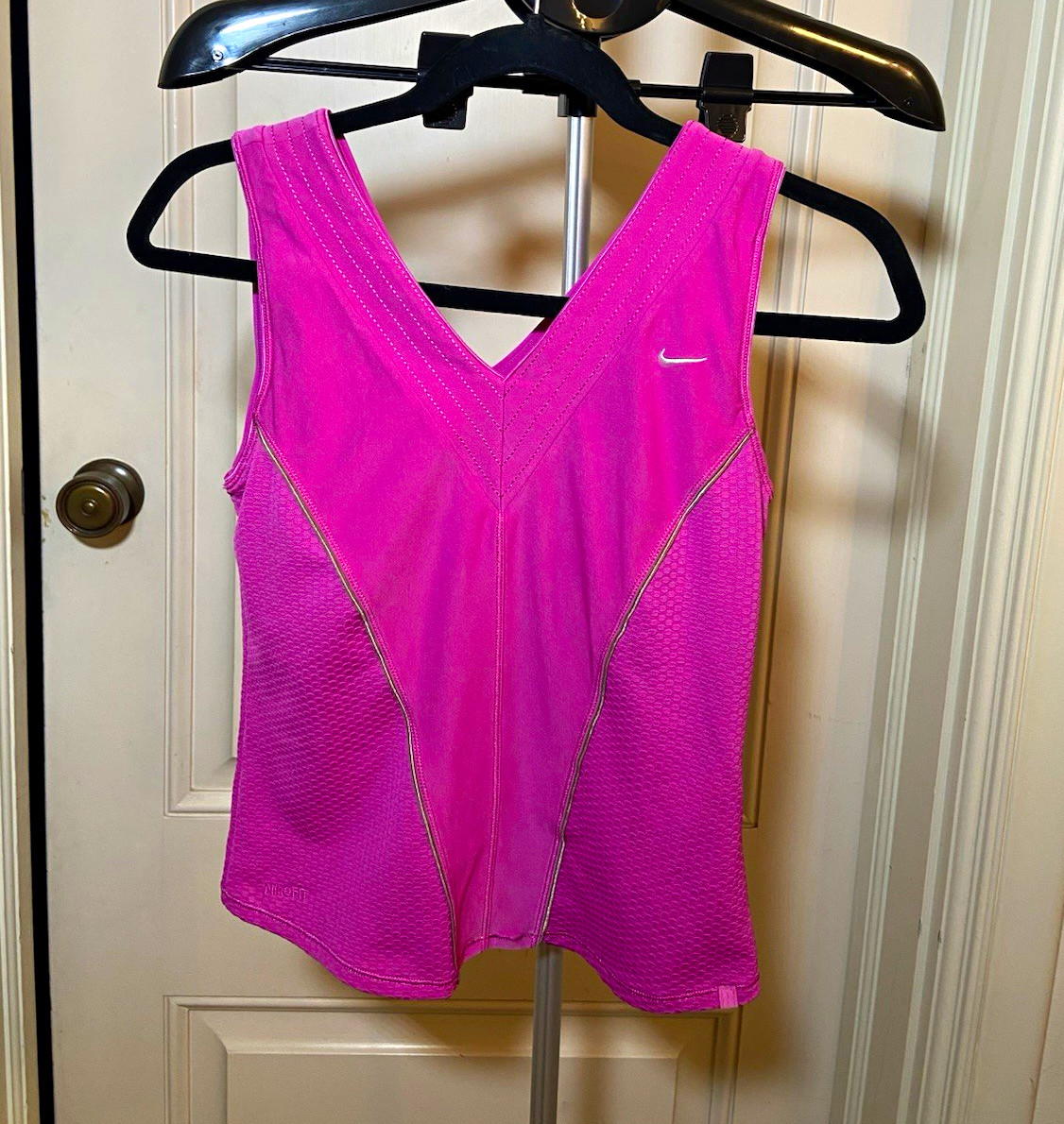 Nike Dri-FIT Women’s Pink V-Neck Tank Top Built-In Bra Stretch Pullover