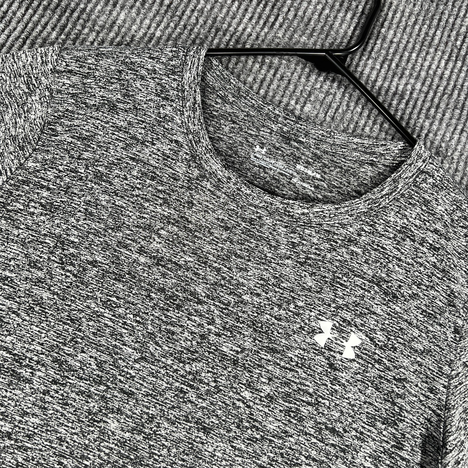Under Armour Shirt Womens Medium Gray Long Sleeve Heat Gear Loose Fit Workout
