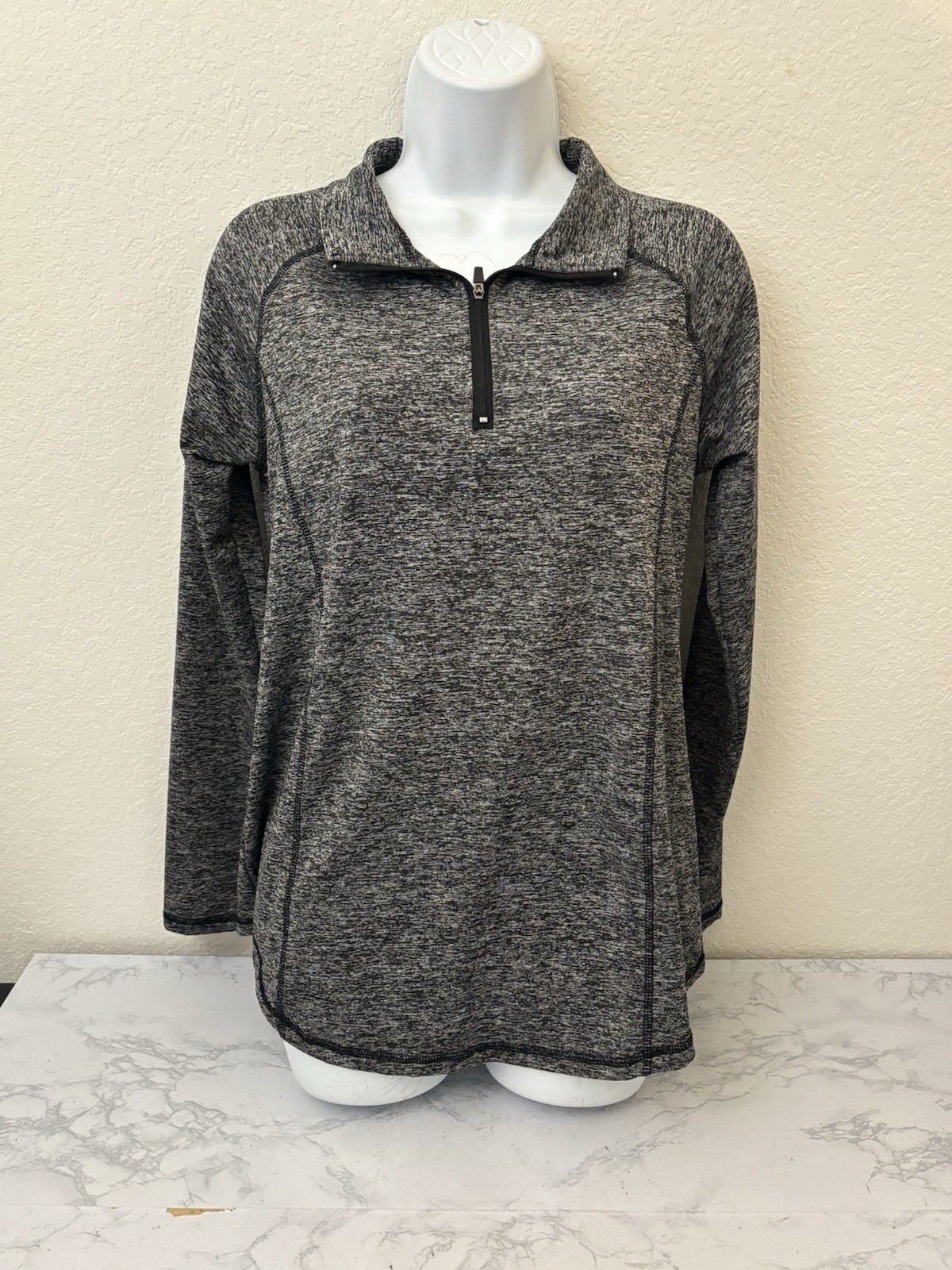 Active Top Women’s Sz Medium Gray Long Sleeve 1/4 Zip Shirt Moisture Control X1