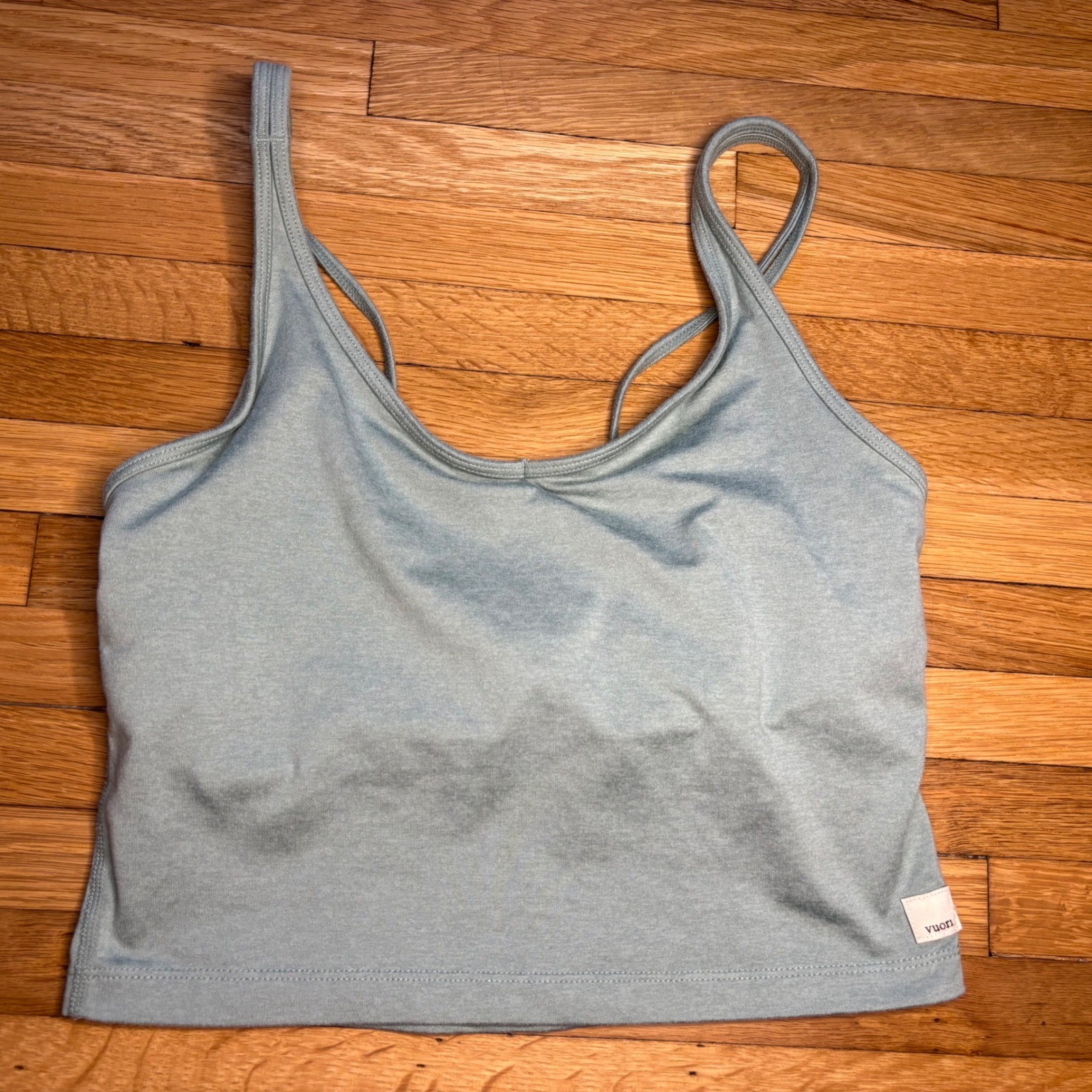 Vuori Cropped Tank Top Womens Medium Light Blue Altheisure Built In Bra Gym Yoga